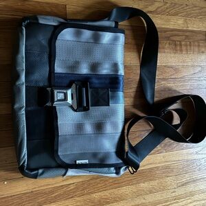 Mariclaro seatbelt sustainable messenger bag